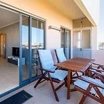 Modern & Bright 2 Bdr By Lovelystay *